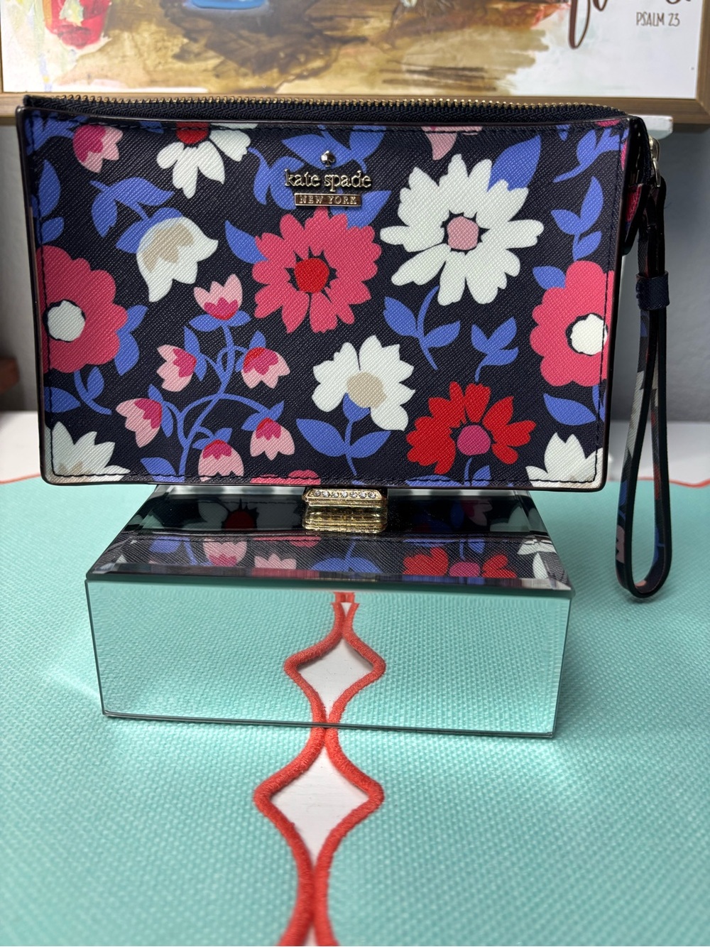 kate spade Cameron St Daisy Leila Floral Wristlet. Storytelling lining. EUC